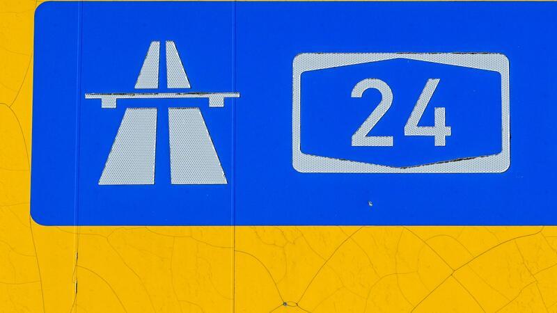 Ein Schild weist auf die Autobahn A24 hin. Die Bundesautobahn 24 verbindet Hamburg und Berlin, die beiden größten Städte Deutschlands.