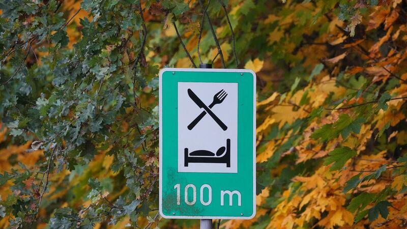 Ein Schild weist auf die Möglichkeit zum Essen und Übernachten hin: Die Übernachtungszahlen steigen.