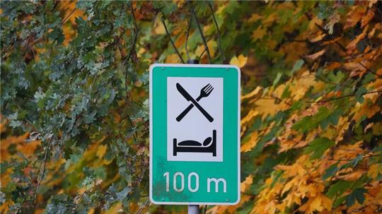 Ein Schild weist auf die Möglichkeit zum Essen und Übernachten hin: Die Übernachtungszahlen steigen.