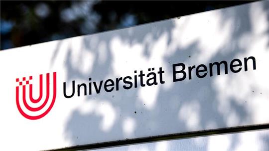Ein Schild weist auf die Universität Bremen hin.