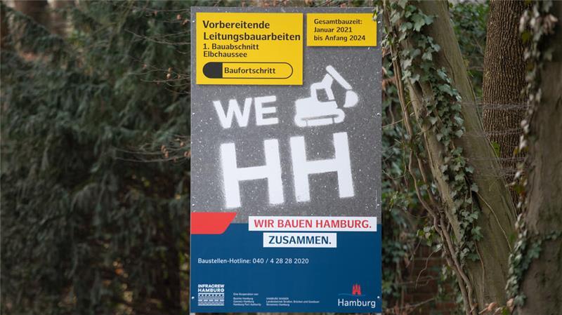Ein Schild weist auf die anstehenden Bauarbeiten auf der Elbchaussee hin. 
