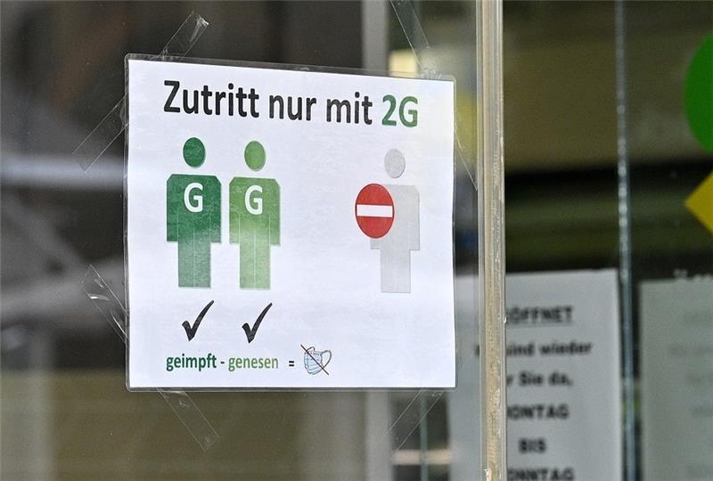 Ein Schild weist auf die 2G-Regel hin, nur Geimpfte und Genesene erhalten Zutritt. Foto: Hans Punz/APA/dpa