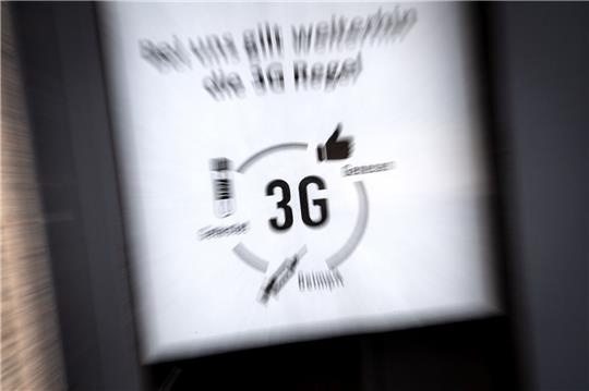 Ein Schild weist auf die 3G-Regelung (geimpft, genesen, getestet) in einem Restaurant hin. Foto: Sina Schuldt/dpa