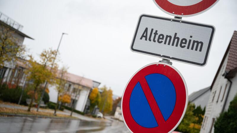 Ein Schild weist auf ein Altenheim hin.