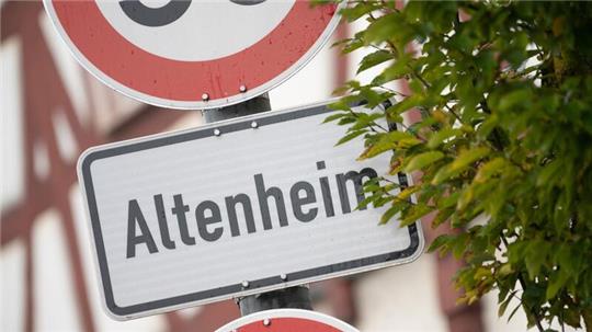 Ein Schild weist auf ein Altenheim hin.