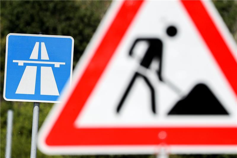 A1-Abfahrt in Sittensen gesperrt Ein Schild weist auf eine Baustelle auf einer Autobahn hin. Foto: dpa