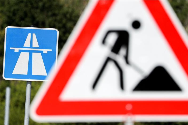 Ein Schild weist auf eine Baustelle auf einer Autobahn hin. Foto: dpa