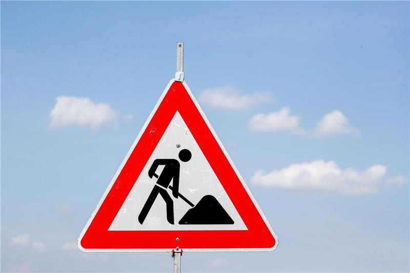 Kanalsanierung in der Jorker Gartenstraße Ein Schild weist auf eine Baustelle hin.