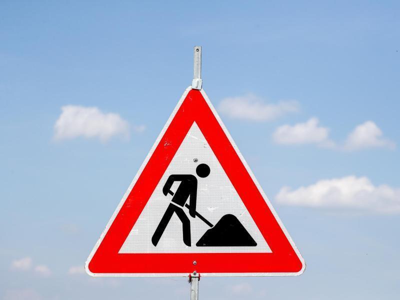 Ein Schild weist auf eine Baustelle hin. Foto: Jan Woitas/zb/dpa/Symbolbild
