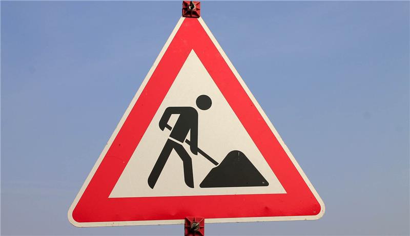 Ein Schild weist auf eine Baustelle hin. Symbolfoto: kalhh / Pixabay