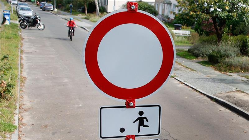 Ein Schild weist auf eine Spielstraße hin.