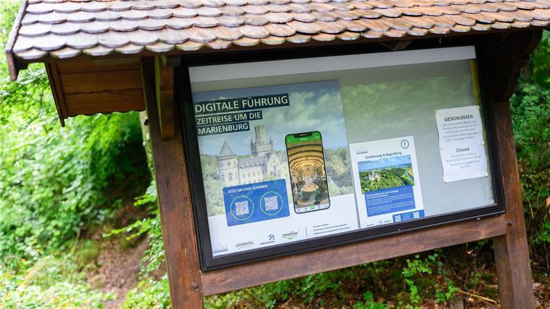 Ein Schild weist auf eine digitale Führung per Smartphone am Schloss Marienburg in der Region Hannover hin.