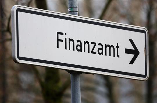 Ein Schild weist den Weg zum Finanzamt. Im Zuge der «Panama Papers»-Enthüllungen haben die Finanzämter in Niedersachsen Steuernachzahlungen von mehreren hunderttausend Euro kassiert. Foto: Bernd Wüstneck/dpa