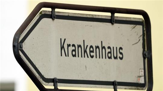 Ein Schild weist den Weg zum Krankenhaus.