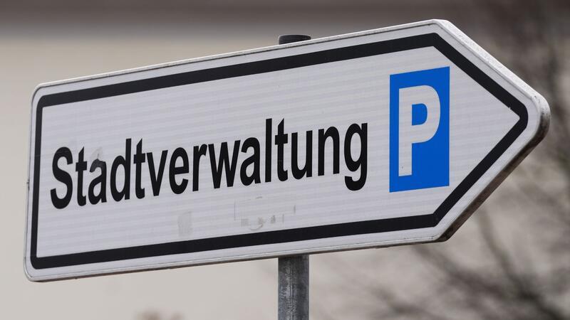 Hannovers Oberbürgermeister für höhere SUV-Parkgebühren Ein Schild weist den Weg zum Parkplatz der Stadtverwaltung.