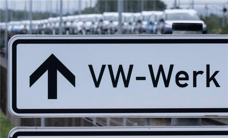 VW drosselt Produktion in Zwickau und Dresden Ein Schild weist den Weg zum Werk von Volkswagen in Zwickau.