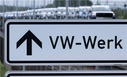 Ein Schild weist den Weg zum Werk von Volkswagen in Zwickau.