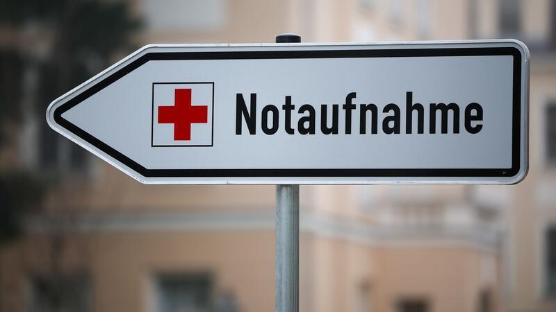 Ein Schild weist den Weg zur Notaufnahme. (Symbolbild)
