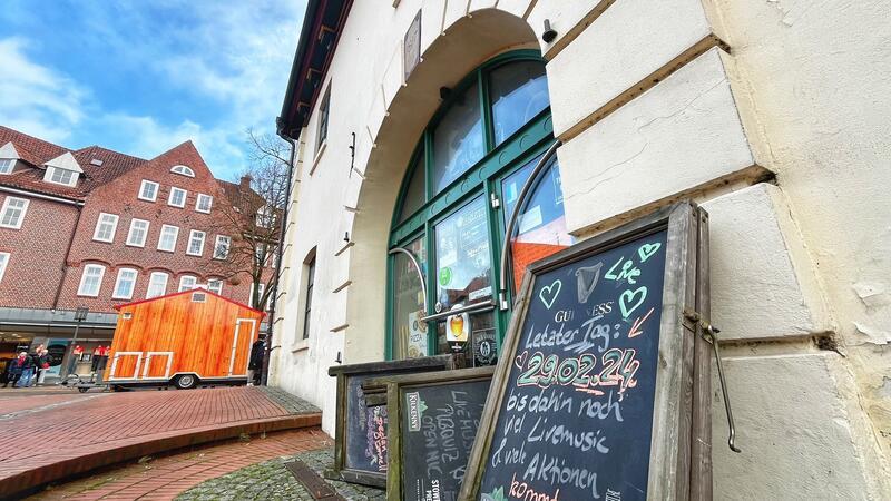 Fiddler’s in Stade schließt - das können auch 3000 Unterschriften nicht ändern Ein Schild weist vor dem Fiddler's im Zeughaus auf den letzten Öffnungstag des Irish Pub hin.