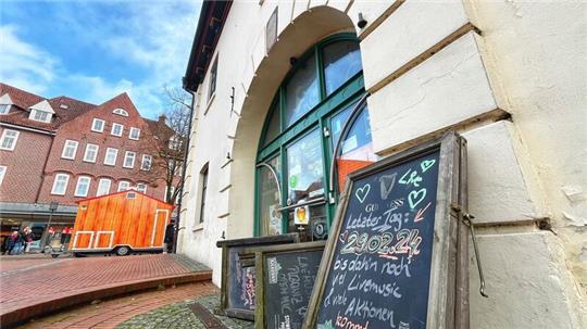 Ein Schild weist vor dem Fiddler's im Zeughaus auf den letzten Öffnungstag des Irish Pub hin.