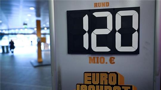 Ein Schild wirbt für die Gewinnsumme von 120 Millionen Euro im Eurojackpot.