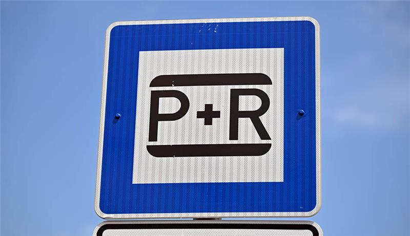 Bahnpendler können nicht in Dollern parken Ein Schild zeigt den Park-and-Ride-Parkplatz an (Symbolbild). Foto: Martin Schutt/dpa