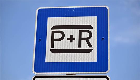 Ein Schild zeigt den Park-and-Ride-Parkplatz an (Symbolbild). Foto: Martin Schutt/dpa