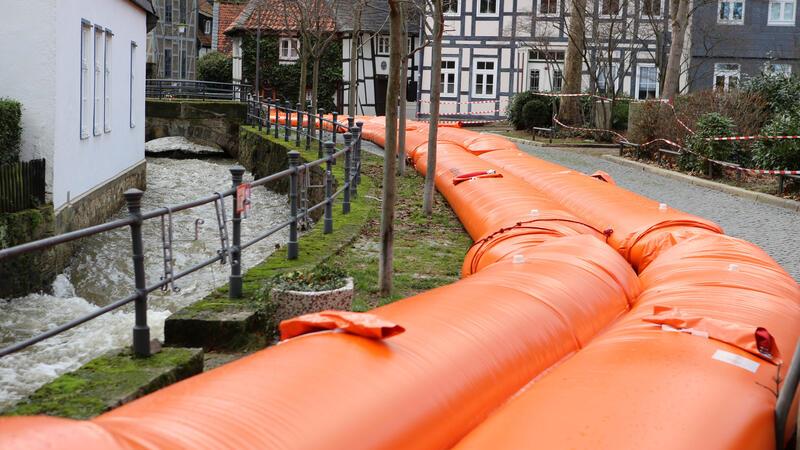 Ein Schlauchdamm liegt neben dem Bach Abzucht, um die Goslarer Altstadt vor Hochwasser zu schützen.
