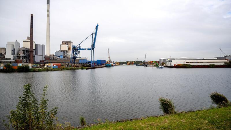 Kran versenkt Schlepper im Bremer Industriehafen Ein Schlepper ist nach einem Unfall im Bremer Industriehafen gesunken. (Archivbild)