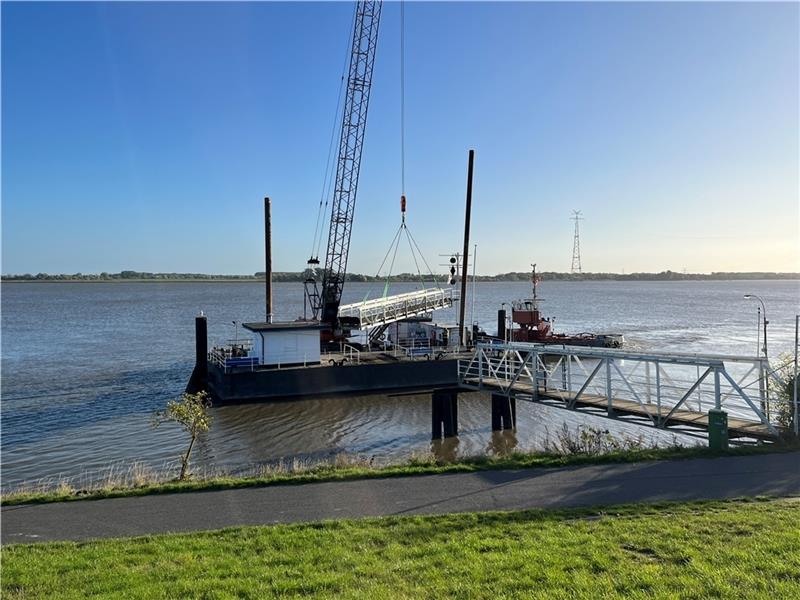 Brücke an Kaffeeklappe abgebaut - Keine ganzjährige Nutzung Ein Schlepper transportierte die Brücke am Donnerstag ab. Foto: Vasel