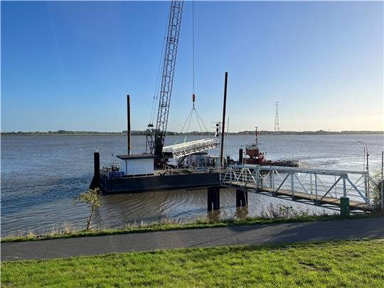 Ein Schlepper transportierte die Brücke am Donnerstag ab. Foto: Vasel