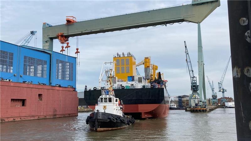 Letzter Sietas-Bau auf Probefahrt: Saugbagger wird zum Millionengrab Ein Schlepper zieht die Osteriff am Abend des 1. Juni 2021 aus dem Werfthafen in Neuenfelde, der Weiterbau wurde durch die Verschlickung unmöglich.