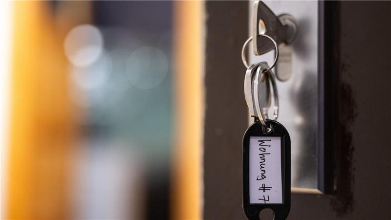 Ein Schlüssel mit der Aufschrift «Wohnung #7» hängt an einer Wohnungseingangstür. (Symbolbild)
