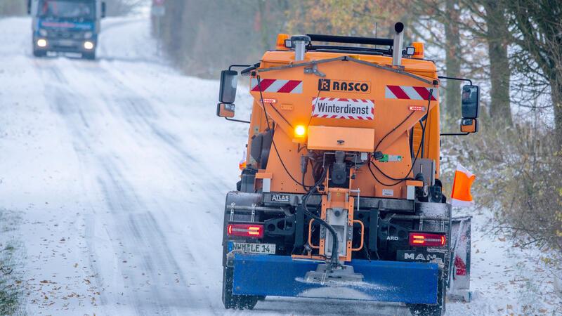 Ein Schneepflug räumt eine Straße. Schneefall und Glatteis behindert den Verkehr in Norddeutschland. Foto: Jens Büttner/dpa