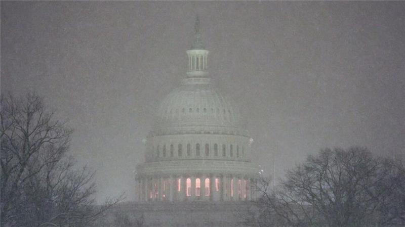 Ein Schneesturm hatte die US-Hauptstadt und das Kapitol über Nacht in Weiß gehüllt. 
