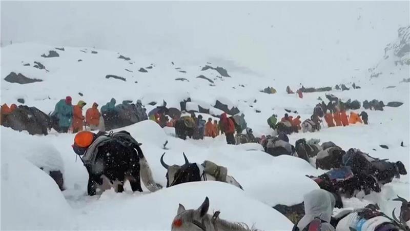 Hunderte Wanderer am Mount Everest aus Schneesturm gerettet Ein Schneesturm war über das Gebiet hinweggezogen.