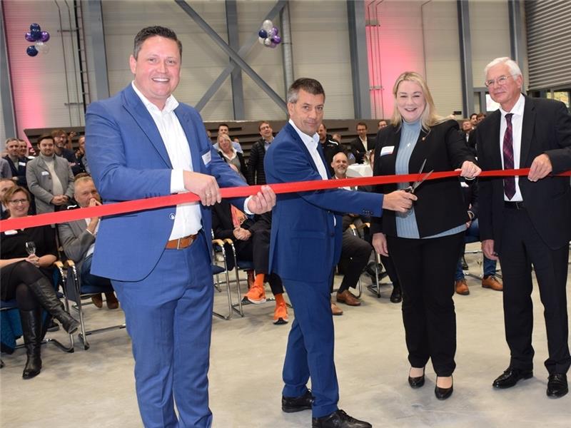 Ein Schnitt gibt die Halle frei: Die CTC-Chefs Marc Fette (links) und Professor Axel Hermann (rechts), Airbus-Aerostructure Chef Dr. André Walter und Bürgermeisterin Melanie Reinecke.