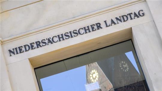 Ein Schriftzug „Niedersächsischer Landtag“ steht über dem Haupteingang des Landtages.