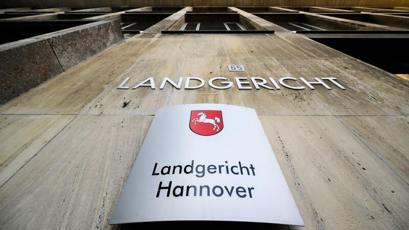 Frau wegen Mordes an ihrer 74 Jahre alten Mutter vor Gericht Ein Schriftzug und ein Schild hängen am Landgericht Hannover.
