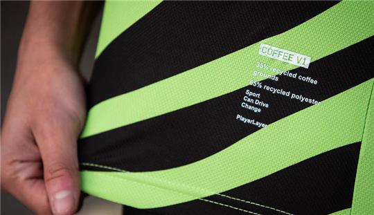 Ein Schriftzug weist die recycelten Materialen aus, aus denen das Trikot der Forest Green Rovers produziert wurde. Foto: Forest Green Rovers/PA Media/dpa