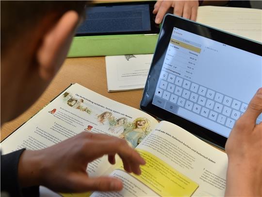 Ein Schüler arbeitet in seinem Klassenzimmer am Tablet (Symbolbild).