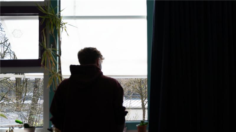 Wenn Schule Angst macht: Wie sich Tobias Schritt für Schritt zurückkämpft Ein Schüler blickt aus dem Fenster eines Klassenzimmers in einer Schule. (Symbolbild)