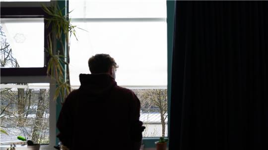 Ein Schüler blickt aus dem Fenster eines Klassenzimmers in einer Schule. (Symbolbild)