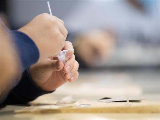 Ein Schüler macht vor der ersten Stunde an einer Schule einen Corona-Schnelltest. Foto: Sebastian Gollnow/dpa/Illustration