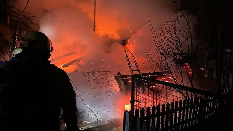 Ein Schuppen geriet in Stade in Brand.
