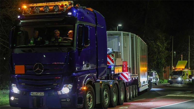Ein Schwerlasttransporter verlässt mit einem Castor-Behälter den Standort Jülich. (Archivbild) 