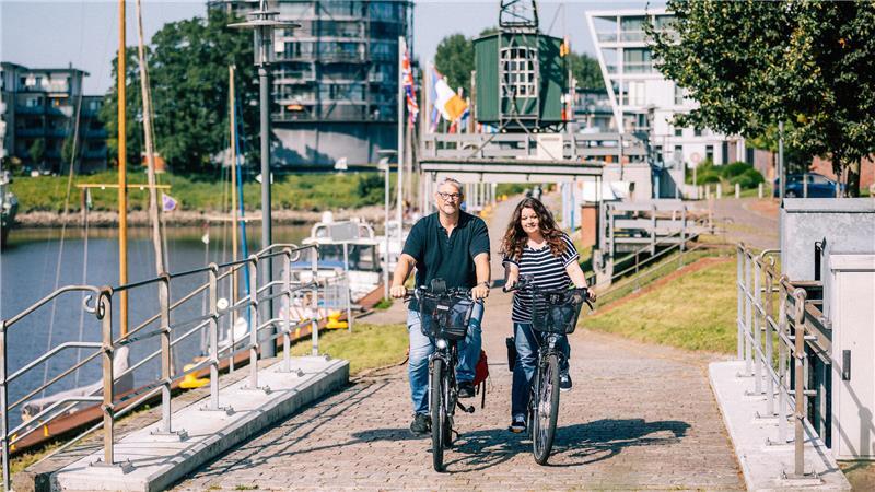 Ein Schwerpunkt für den Stader Tourismus: mit dem Rad die Umgebung erkunden, wie hier am Stadthafen.