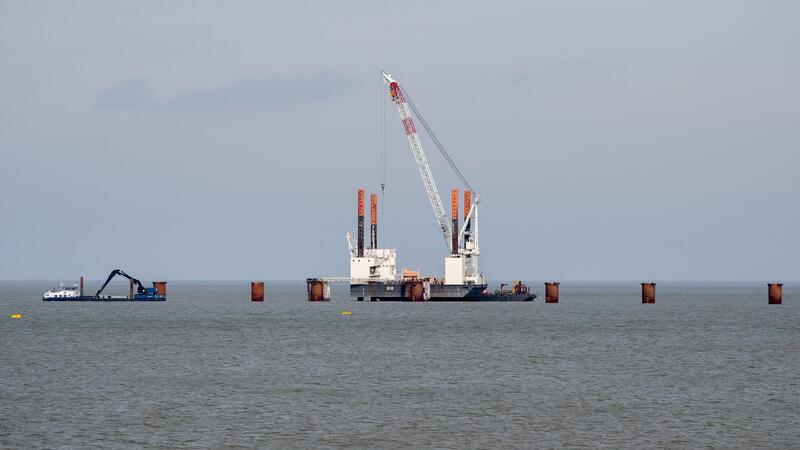 Zweites LNG-Terminal in Wilhelmshaven verzögert sich Ein Schwimmkran ist während der Bauarbeiten für einen Anleger, der für ein zweites LNG-Terminal in Wilhelmshaven benötigt wird, im Einsatz.
