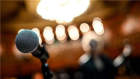 Ein Science Slam soll unterhaltsam Wissenschaft vermitteln. (Symbolbild)