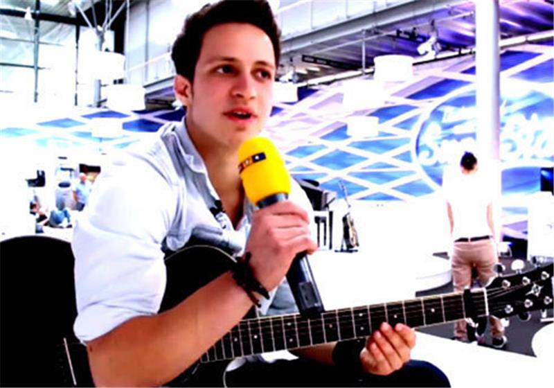 Ein Screenshot von der Castingshow „Deutschland sucht den Superstar“: Der Stader Kandidat Benjamin Holburg mit Gitarre und Mikrofon im Fernsehstudio. Wann der Zusammenschnitt mit seinem ersten Auftritt vor der prominenten Jury ausgestrahlt wird, weiß er nicht.